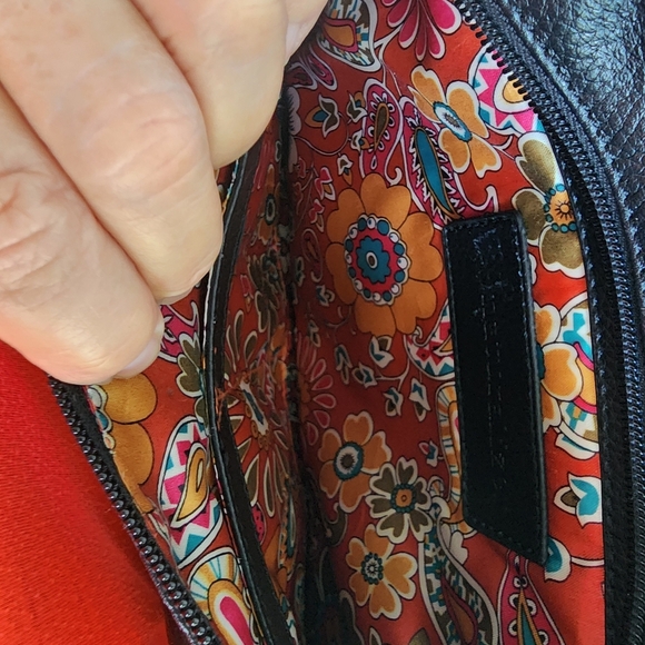 Naturalizer Black Crossbody Bag with Adjustable Strap and Classic Design - Picture 6 of 10